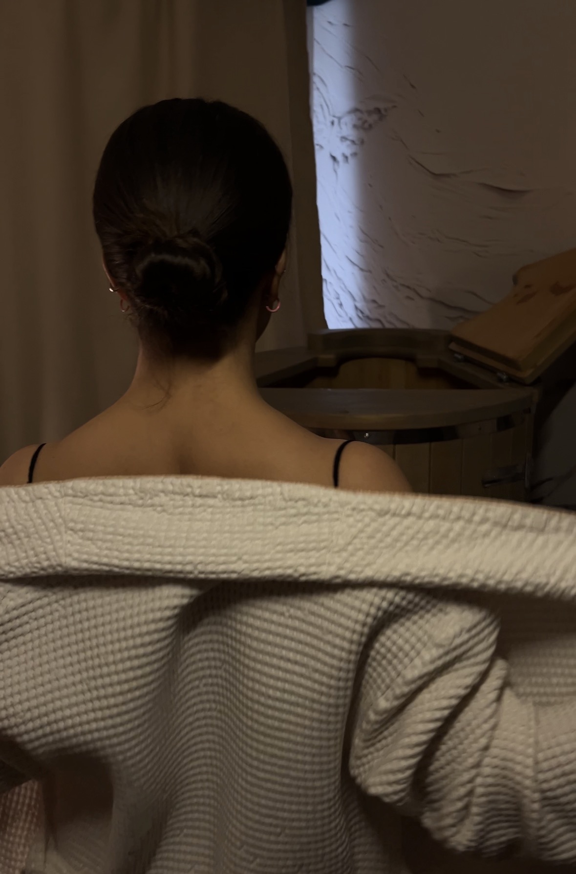Гостья перед SPA-ритуалом в студии 4SPINE на Крисанова